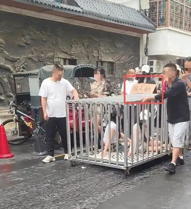 警方通报湖南「浸猪笼」游行事件，系摆拍，组织者多次摆拍低俗场景被刑拘，其还将承担哪些法律责任？