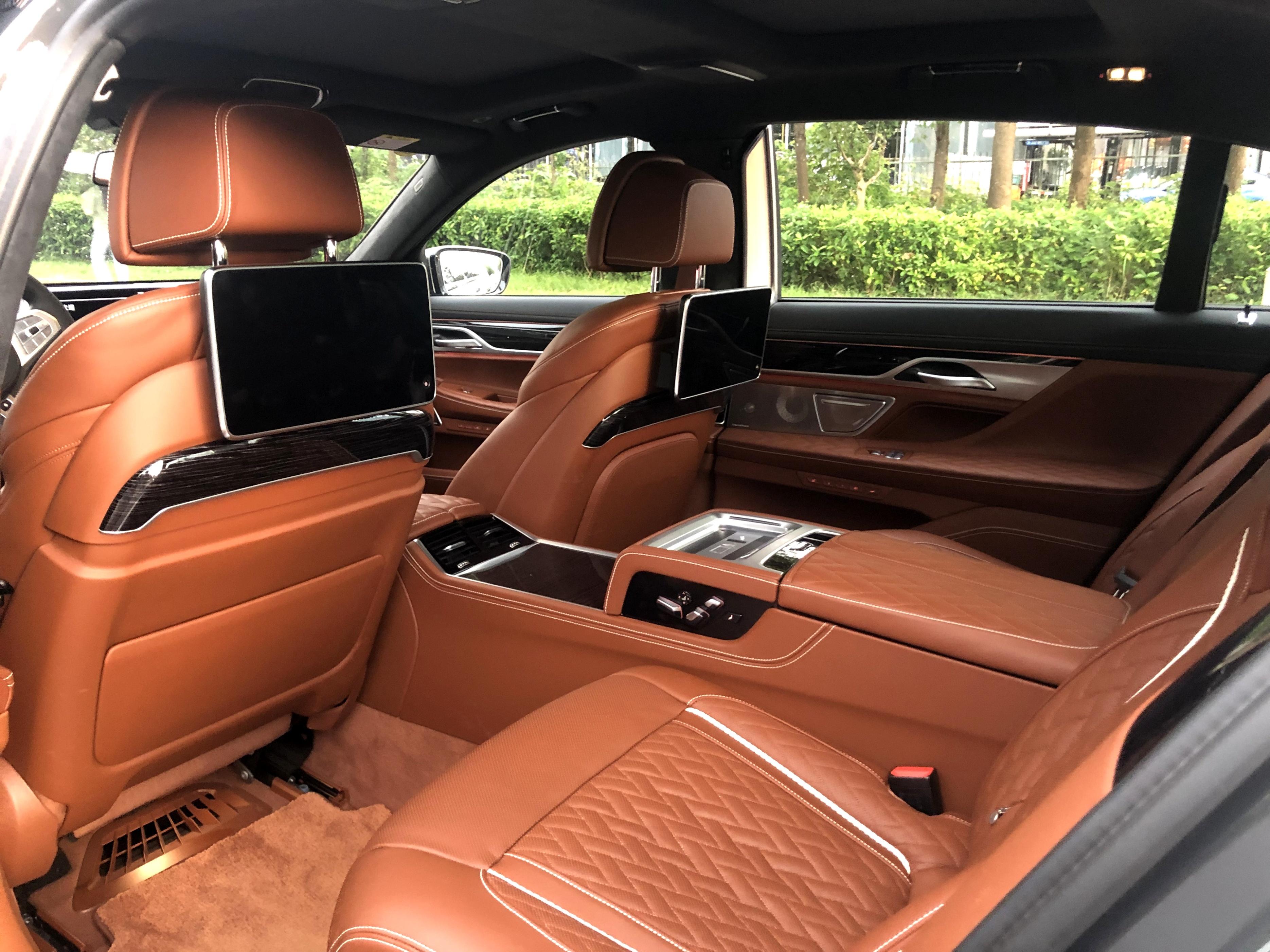 200万提了台宝马7系顶配,m760li,目前国内bba里唯一的12缸新车
