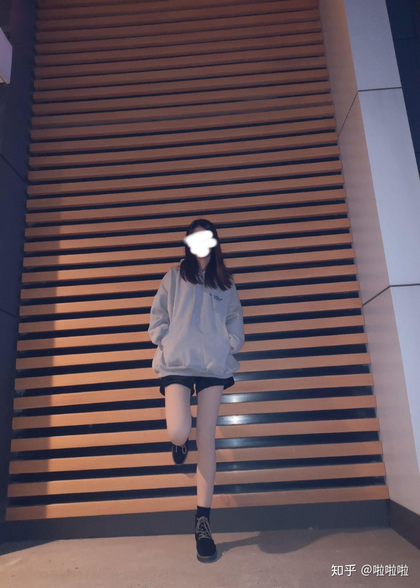 晚上出去吃火锅,给舍友拍了两张,你能看出她穿光腿神器了吗?