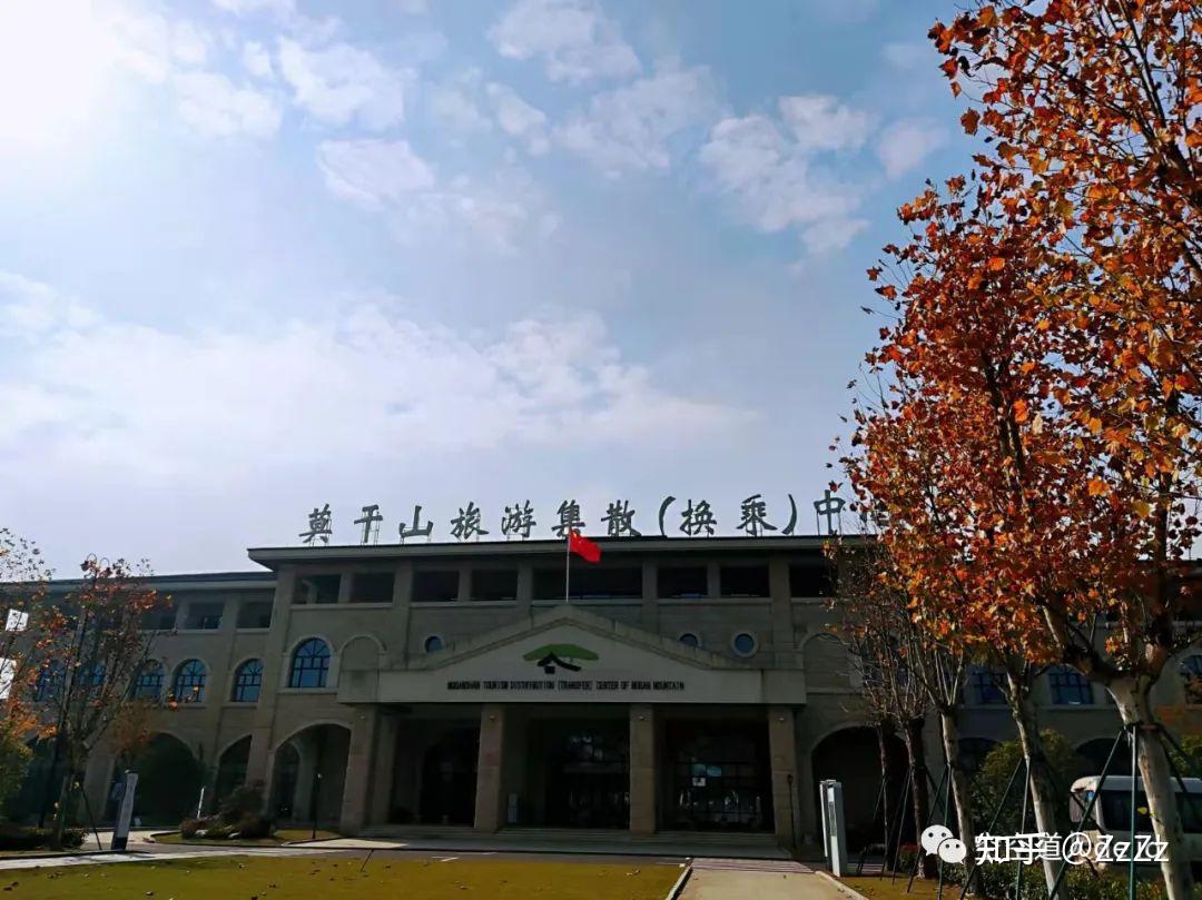 颠簸颠簸,我总算是到了目的地——莫干山旅游集散中心,确切的说不算