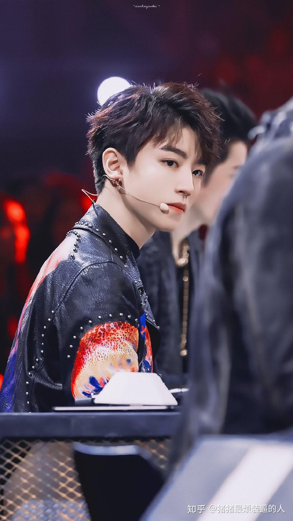 可以分享王俊凯桃花眼看别人别的事物时很容易引起误会的照片吗男女都