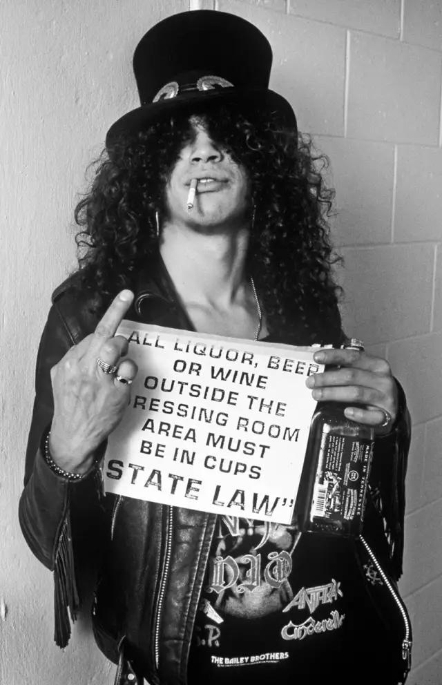 slash 当时想出的歌词是"take me down to the paradise city/where
