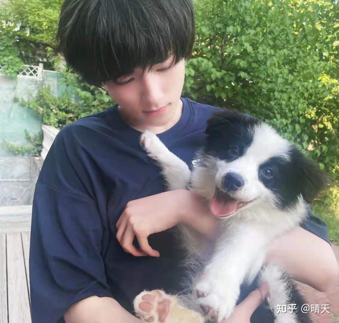 宋亚轩初中旧照流出素颜出镜表情有点傻这就是时代少年团门面