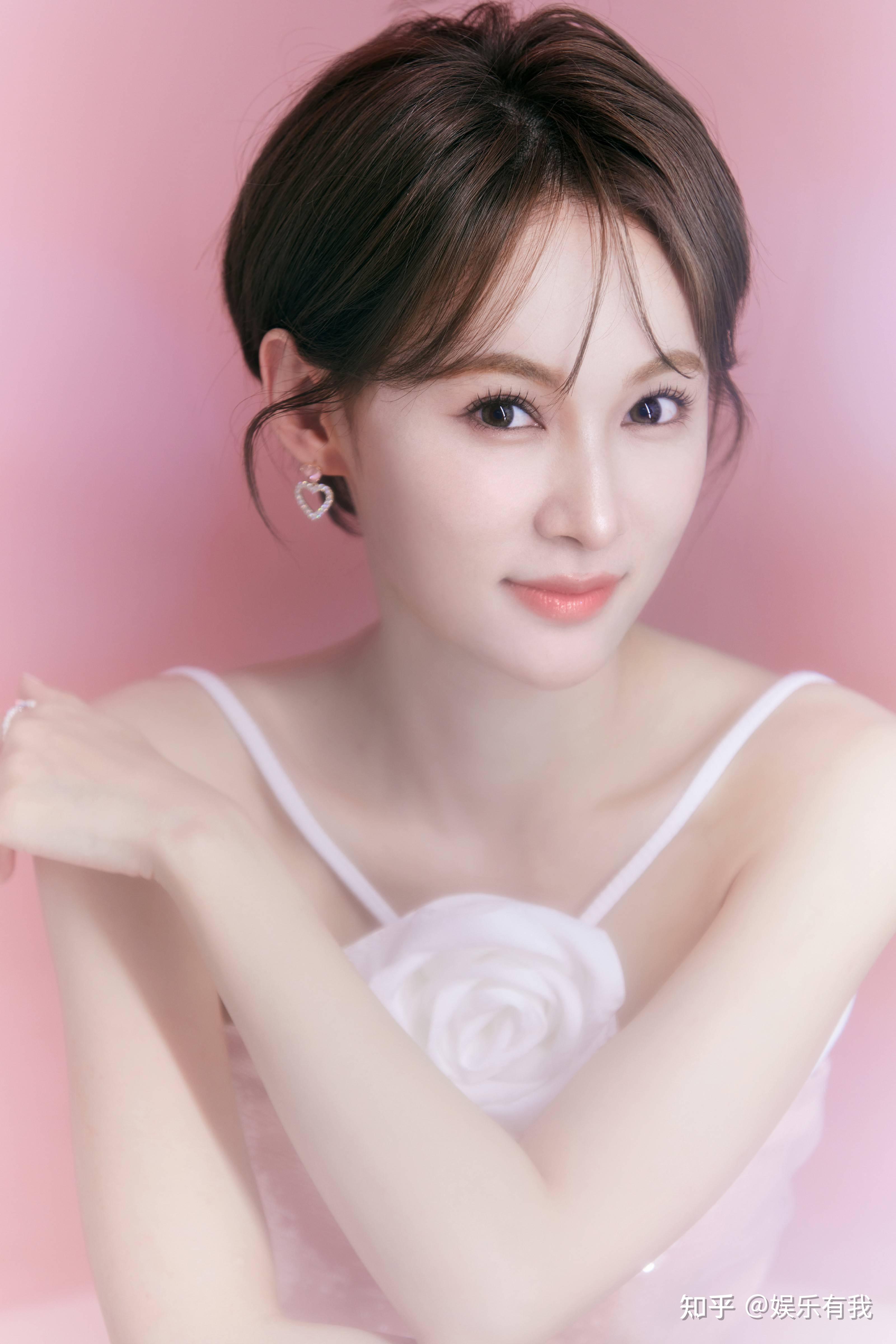 歌手刘洋洋一身白裙亮相综艺 现场吟唱《歌行四方》 - 知乎