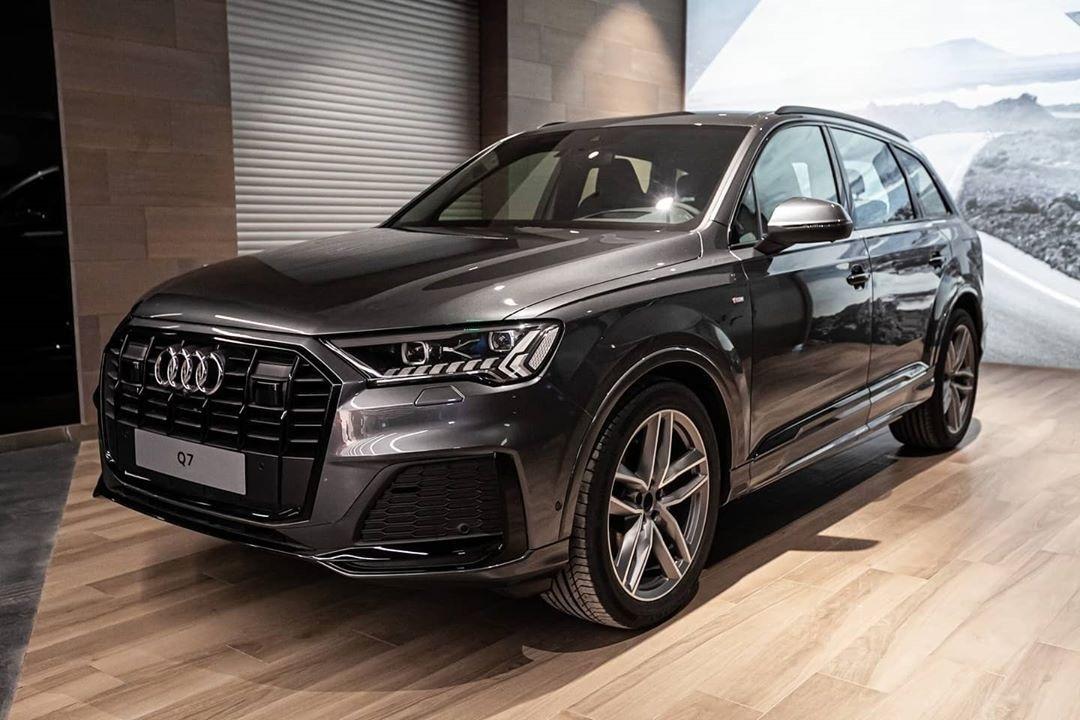 海外实拍新款奥迪q7豪华运动suv之选
