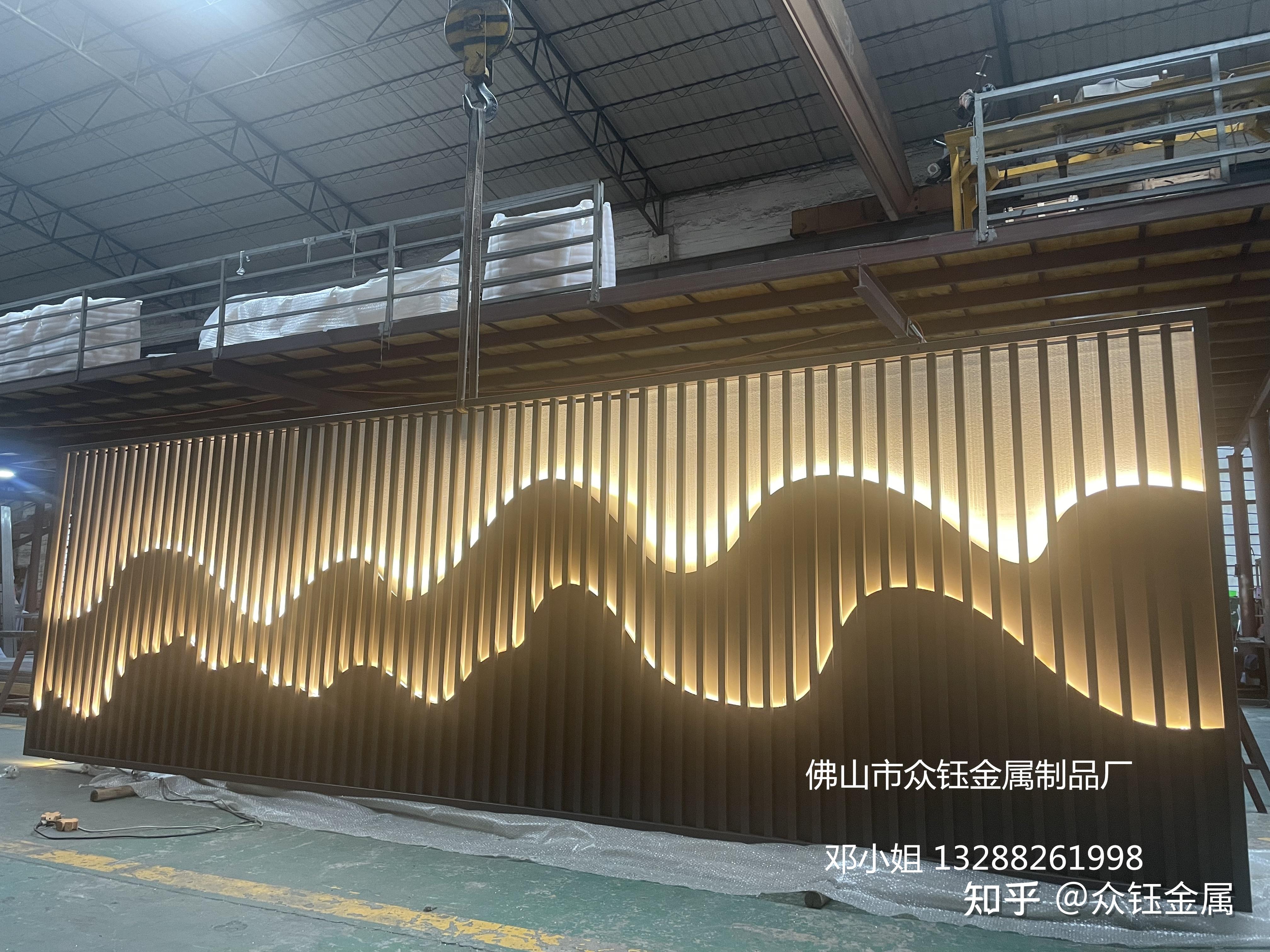 小区入口假山背景墙 不锈钢山水格栅景墙金属工程 - 知乎