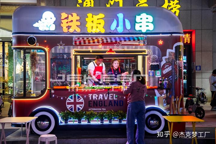 威海首家以29个移动商业点位组成的特色网红夜市—利群潮玩夜巷来了!