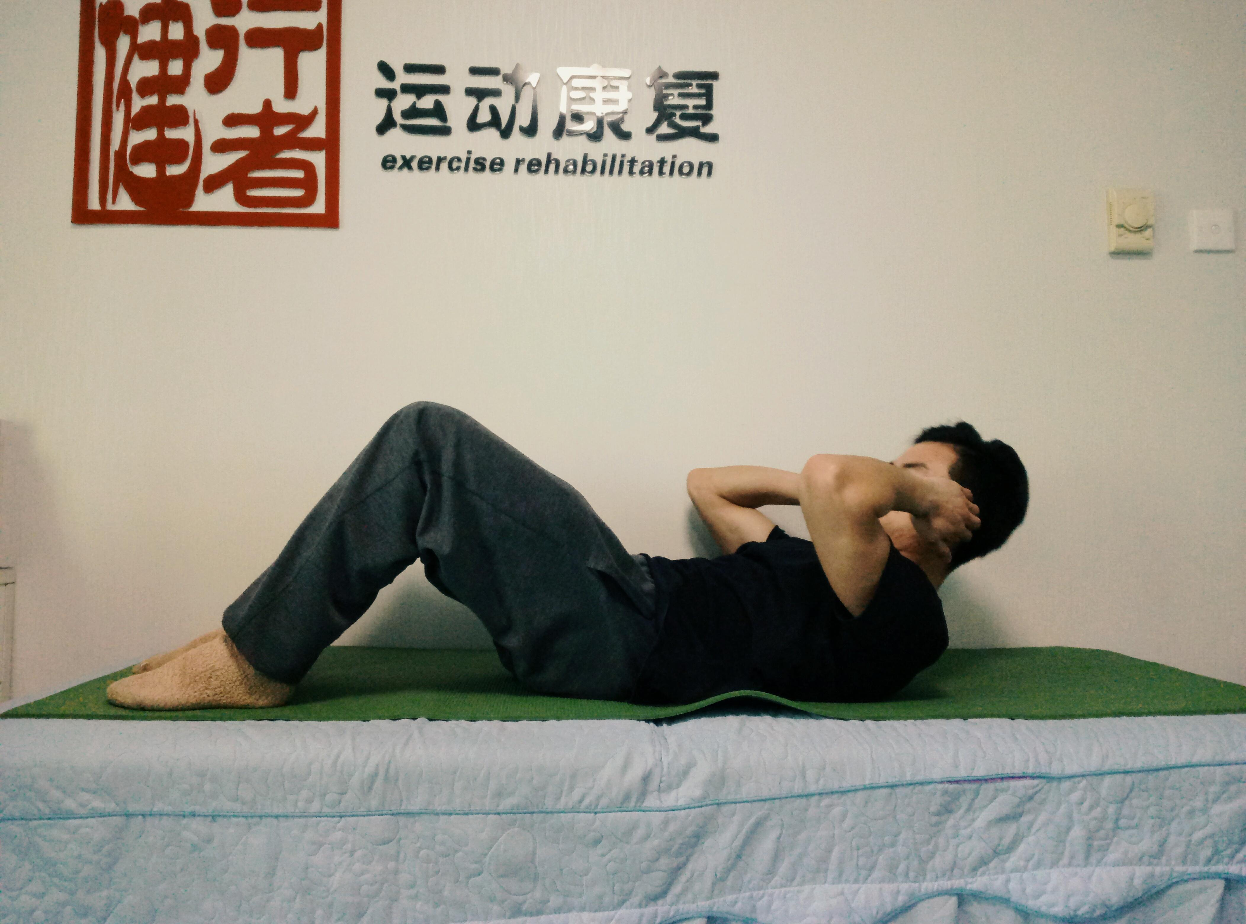 年轻人健身锻炼，仰卧起坐锻炼腹肌照片摄影图片_ID:300464210-Veer图库