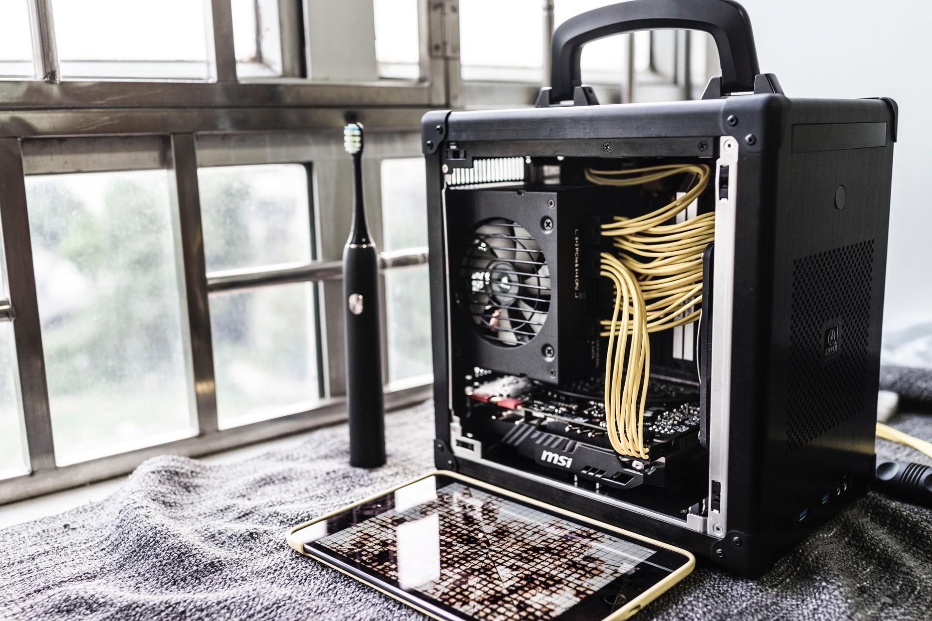 不请自来…联力tu100跑路党专用机箱,大小参照个牙刷高度  显示全部