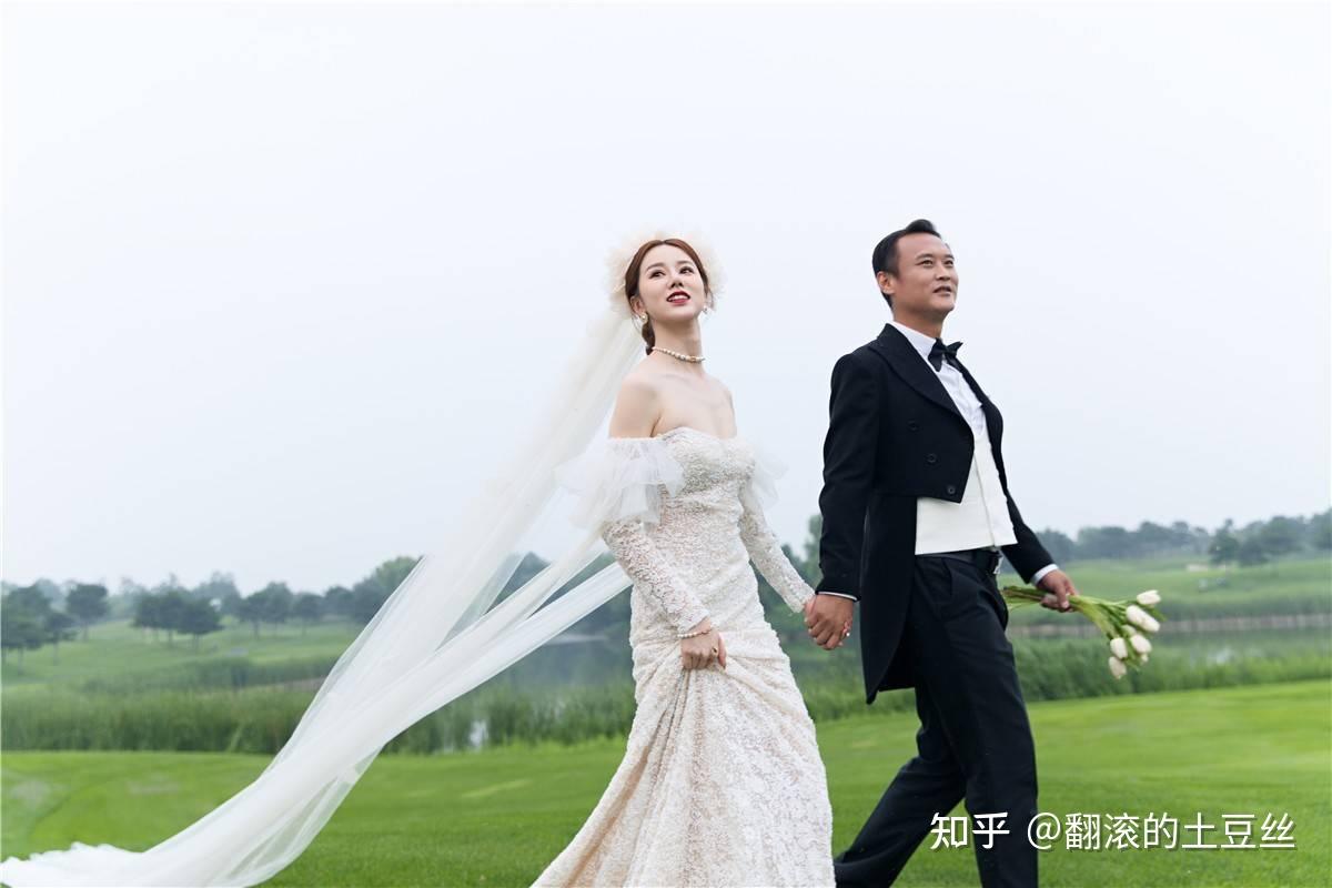 足球新闻国足43岁传奇球星搬家引围观头婚净身出户与2婚娇妻租房蜗居