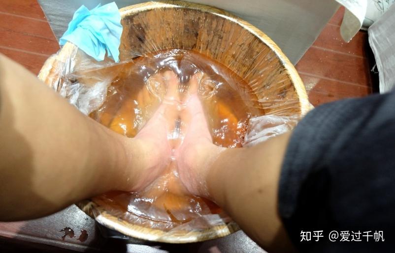 养肾小提示——热水泡脚用38℃~40℃的热水泡脚15~30分钟.