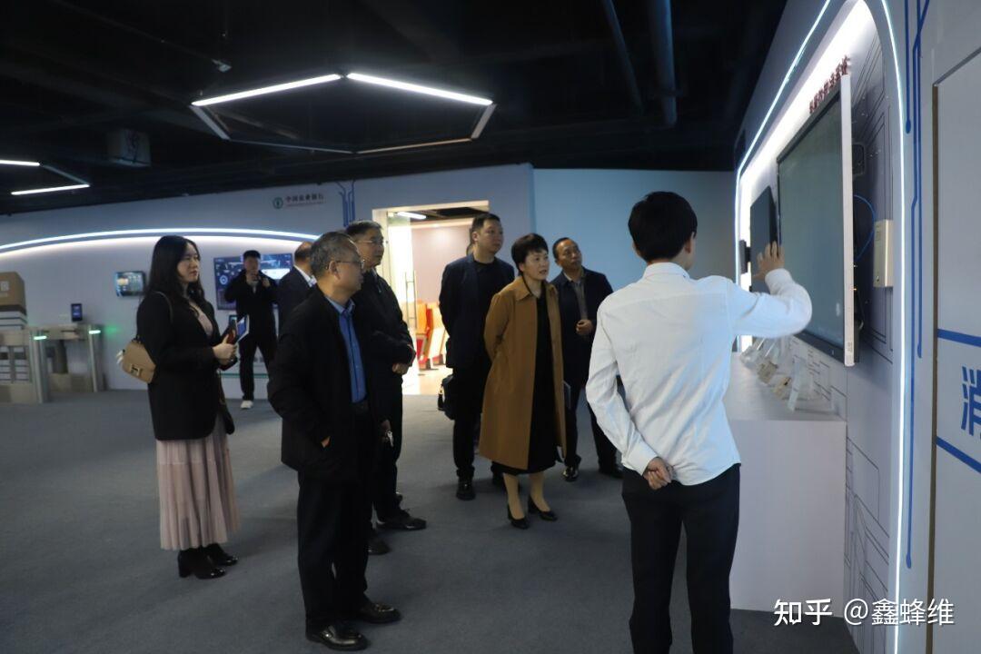 鑫蜂维董事长史楠陪阜阳考察团走访宿州并随行与阜阳市委书记座谈