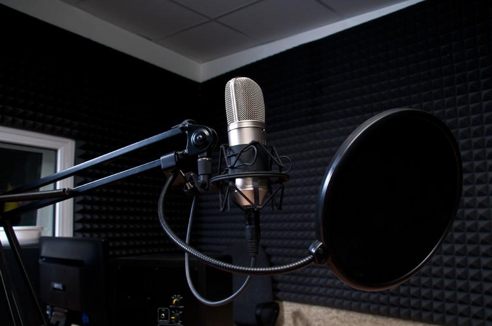 为什么配音演员工作时需要在不开灯的录音室里