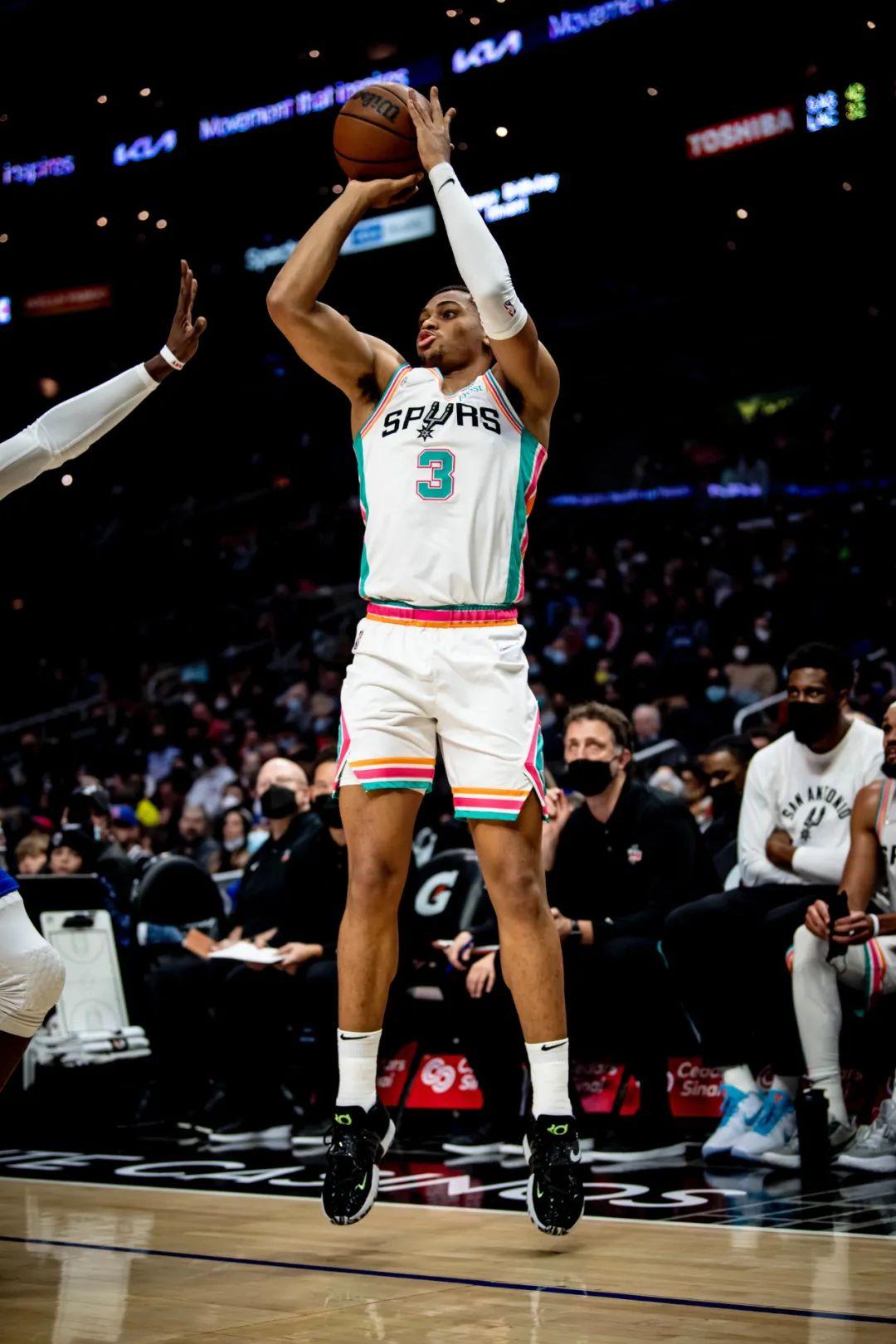 奇普的新作品凯尔登约翰逊在三分线外的神奇表现