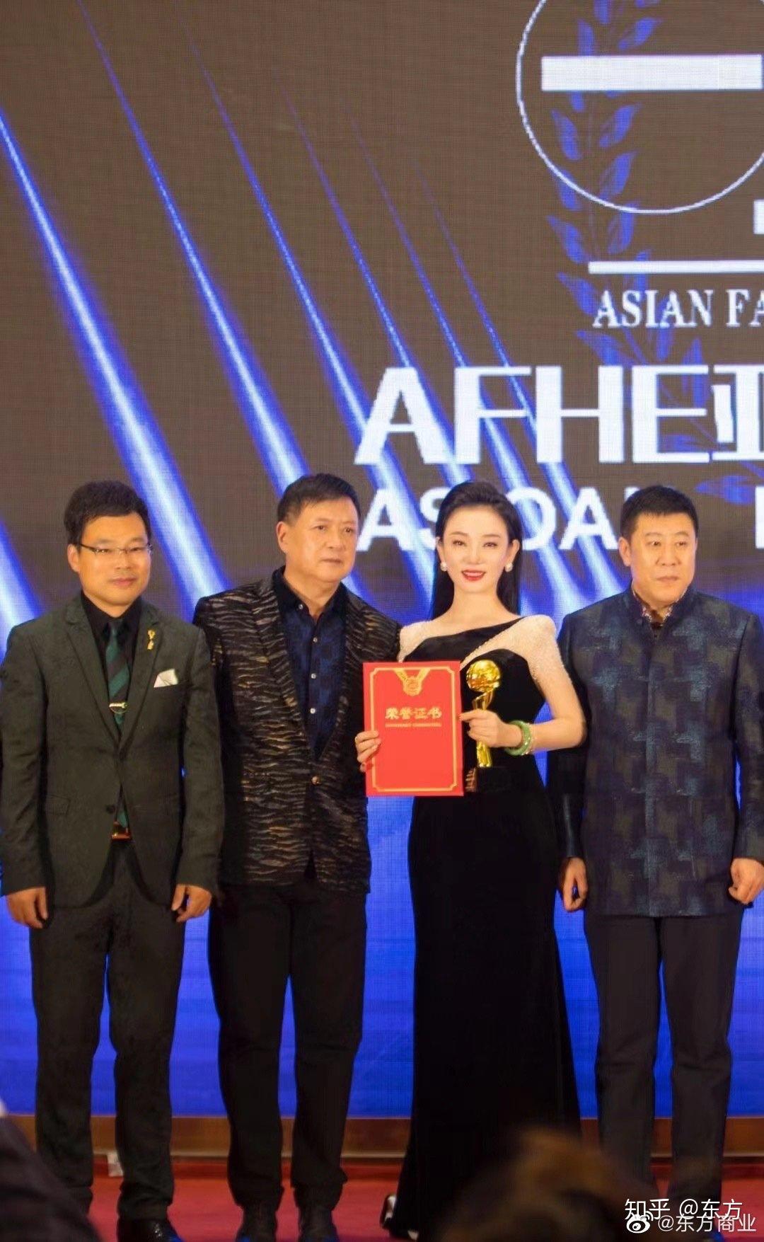 2020亚洲时尚人物大典亚洲杰出女歌手李铭雪获此殊荣为努力拼搏奋斗的