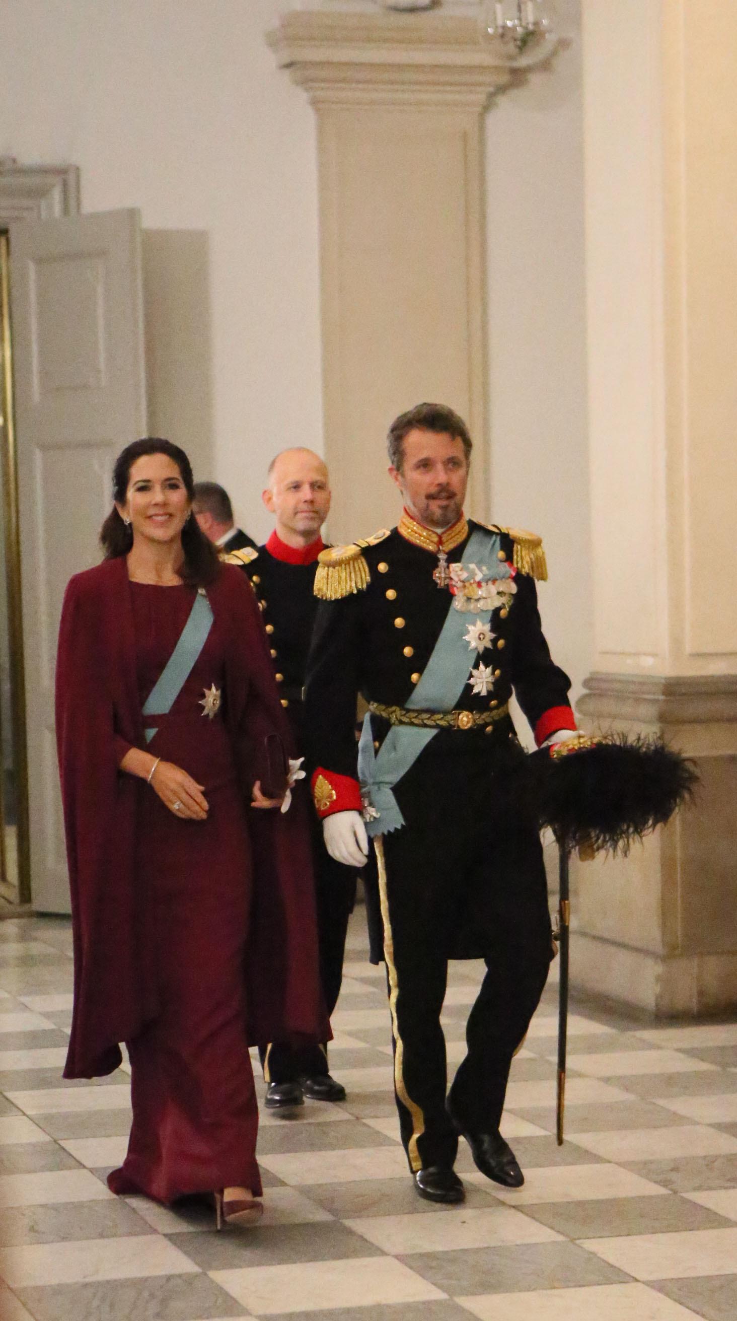 丹麦女王居住的宫殿，如今成了著名的旅游地，游客都爱来|玛格丽特二世|宫殿|女王_新浪新闻