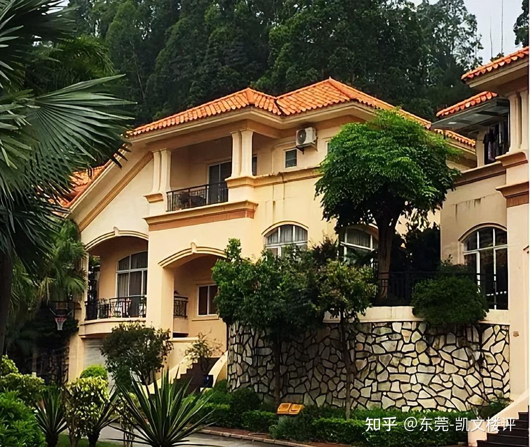 峰景高尔夫别墅区,周边有中信御园,御景花园等居住群,主要商圈依托