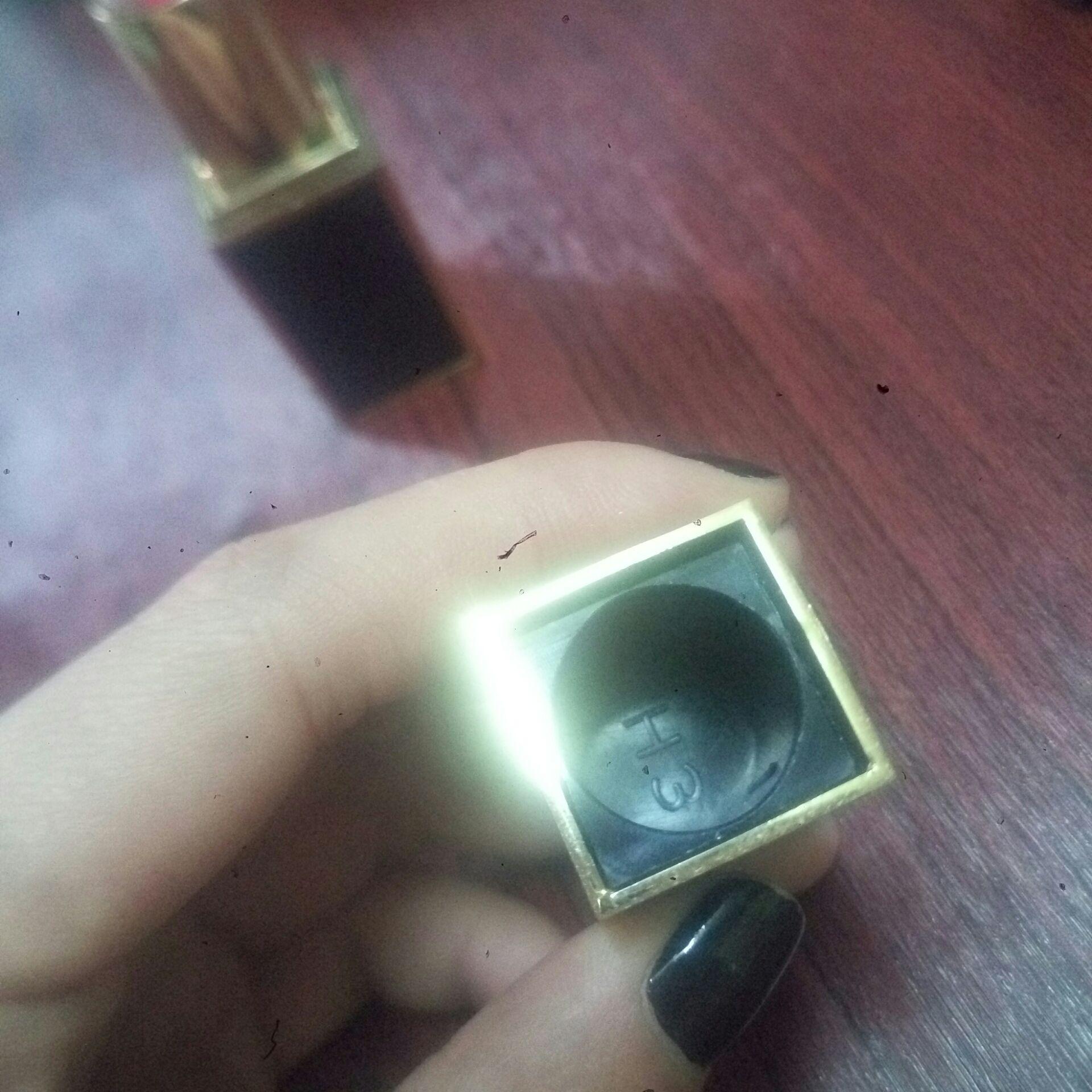 大佬们会鉴别tf口红真假嘛 我看挺急的?