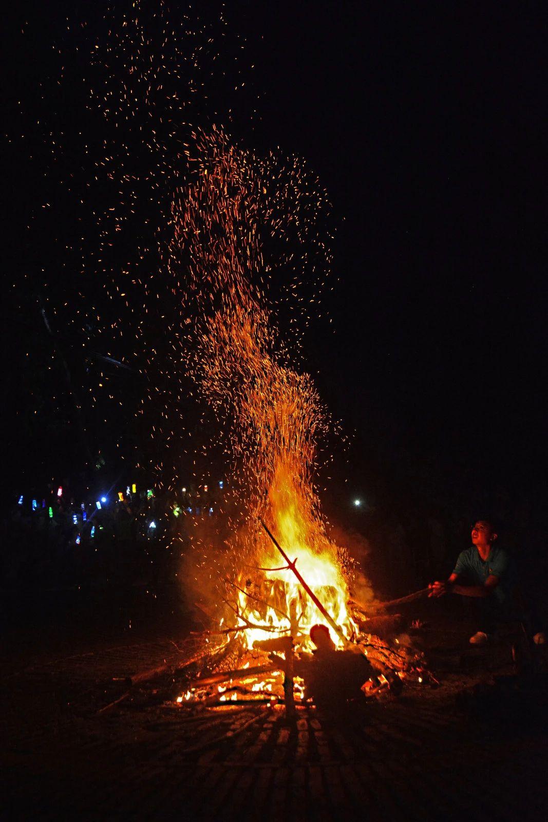 一起温馨的包饺子,再或者在空旷的雪地里举行热闹的篝火晚会