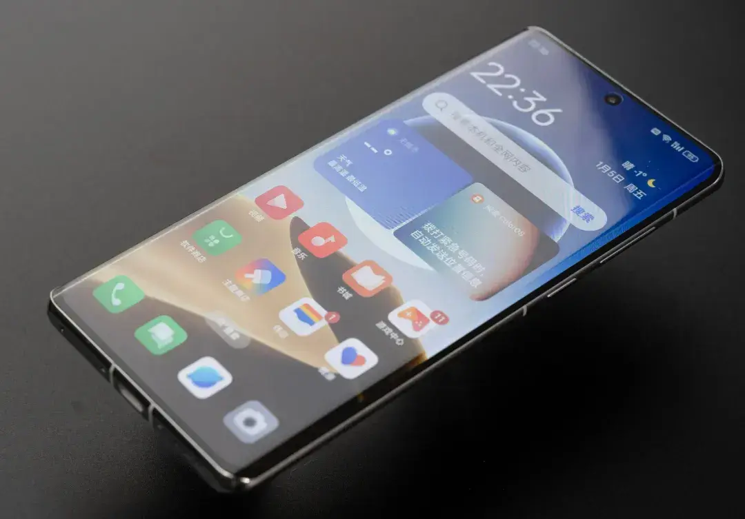 那个高分低能的芯片,不过这已经是过去的说法,这颗天玑9300不光跑分高