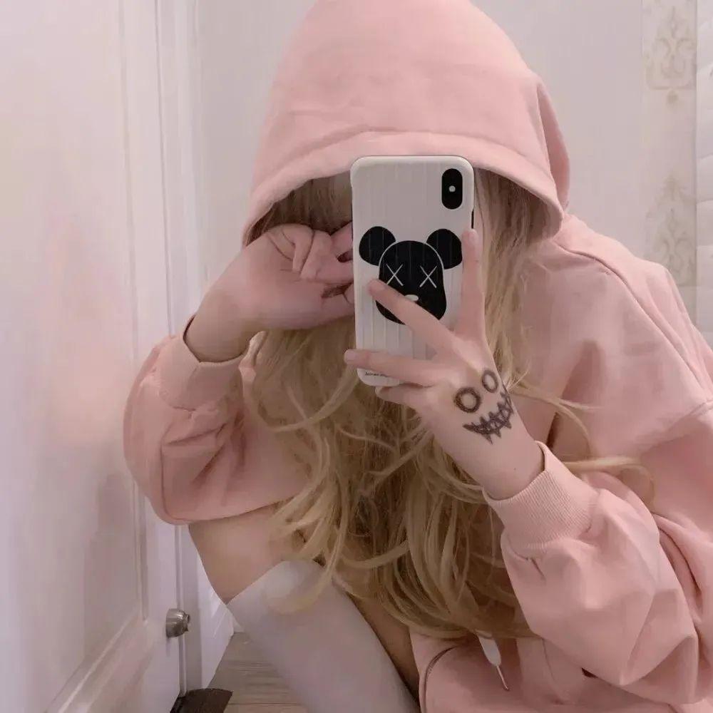 简单遮住脸的女生头像