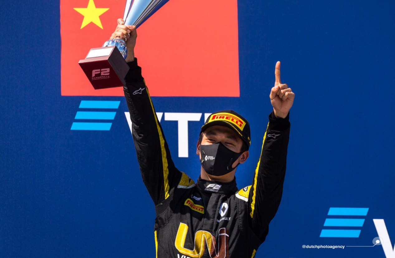 五星红旗首次升在f2最高点周冠宇创造中国赛车历史