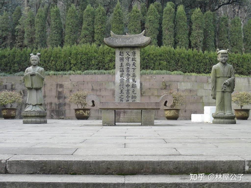 几十年后,号称"白衣卿相"的柳永路过杭州,缅怀钱氏功绩,感慨湖光山色