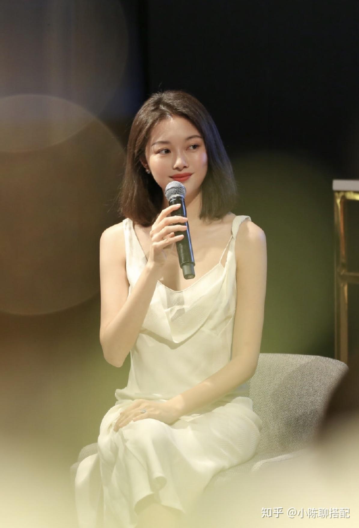 晚晚的莫兰迪色穿搭,长裙知性优雅,原来平民名媛风还能这么穿! - 知乎