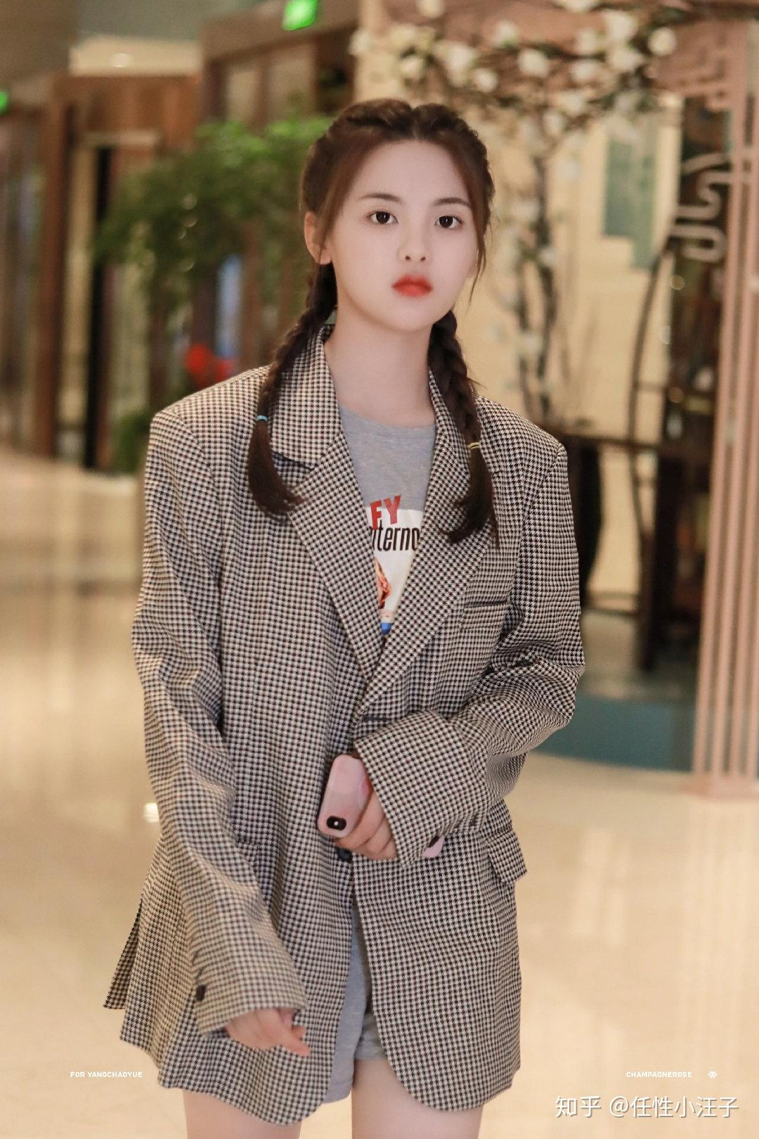 杨超越身穿黑色西装利落造型a范十足酷飒美少女气场十足