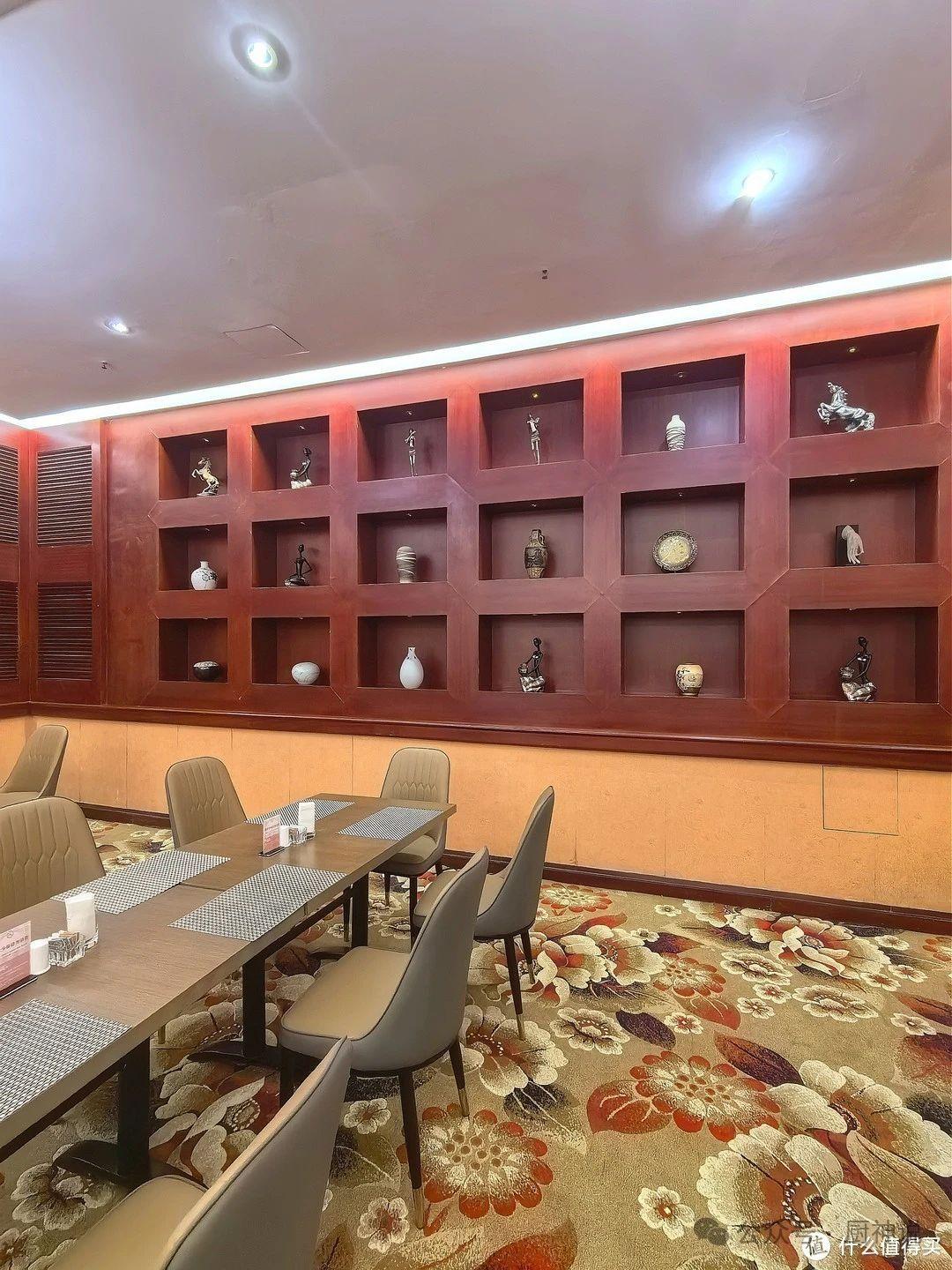 这家也不例外,虽然对比敦煌国际酒店碗小点,牛肉少点,但面的口感和汤