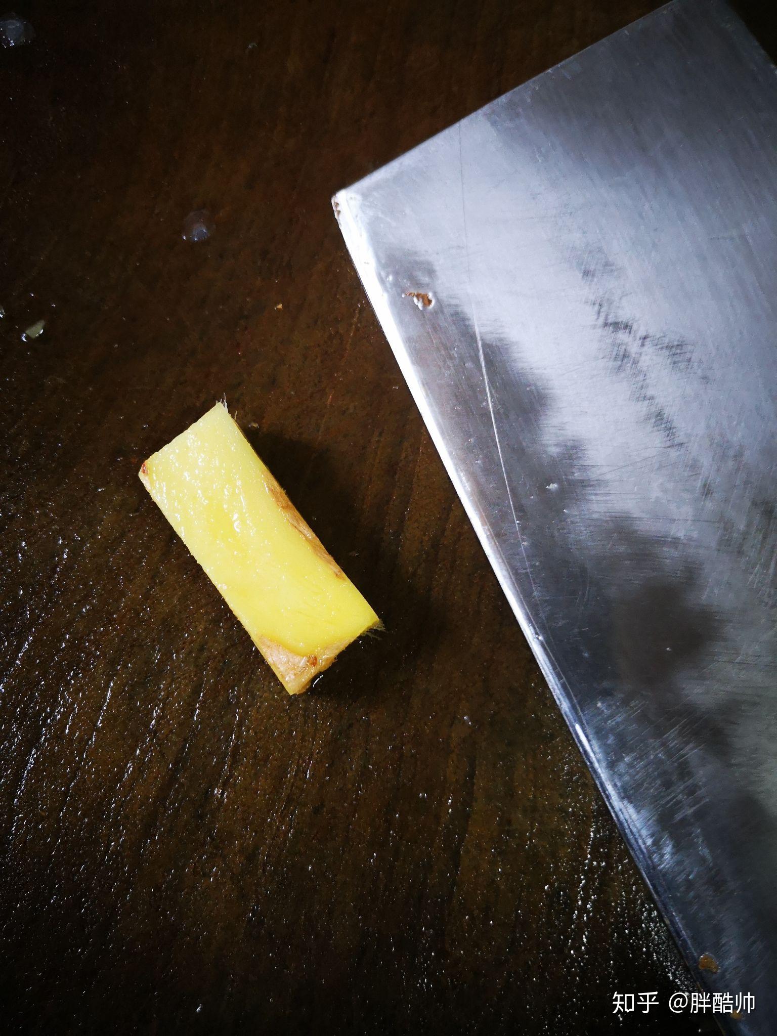 部位取下两段一样长的先侧面破开,适用上一篇的圆柱体改刀习惯把葱心