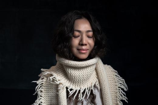 万芳首邀母亲出演新歌mv在那个冬天的下午我爱你温暖首播