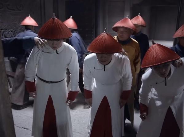 张一山版鹿鼎记为什么太监的衣服是白色的?是剧组为了节约成本吗?