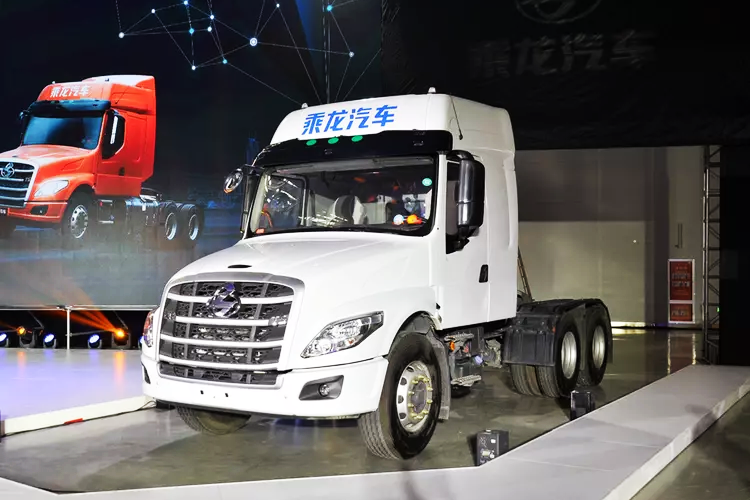 在推出乘龙t7的第二年,东风柳汽又推出了一款长头车型,即乘龙t5.