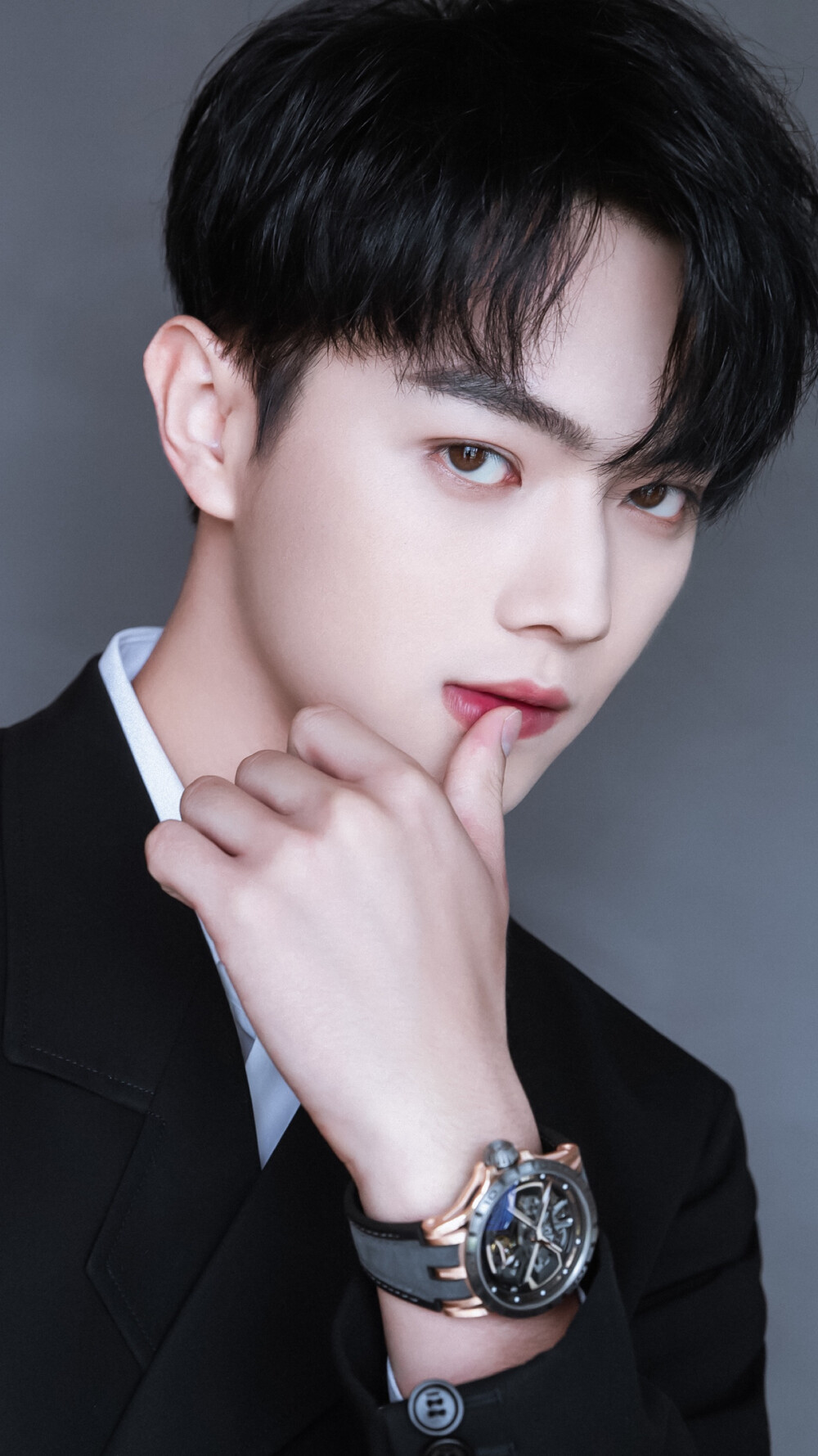 能不能发几张许凯的照片当壁纸的那种最近特别迷他