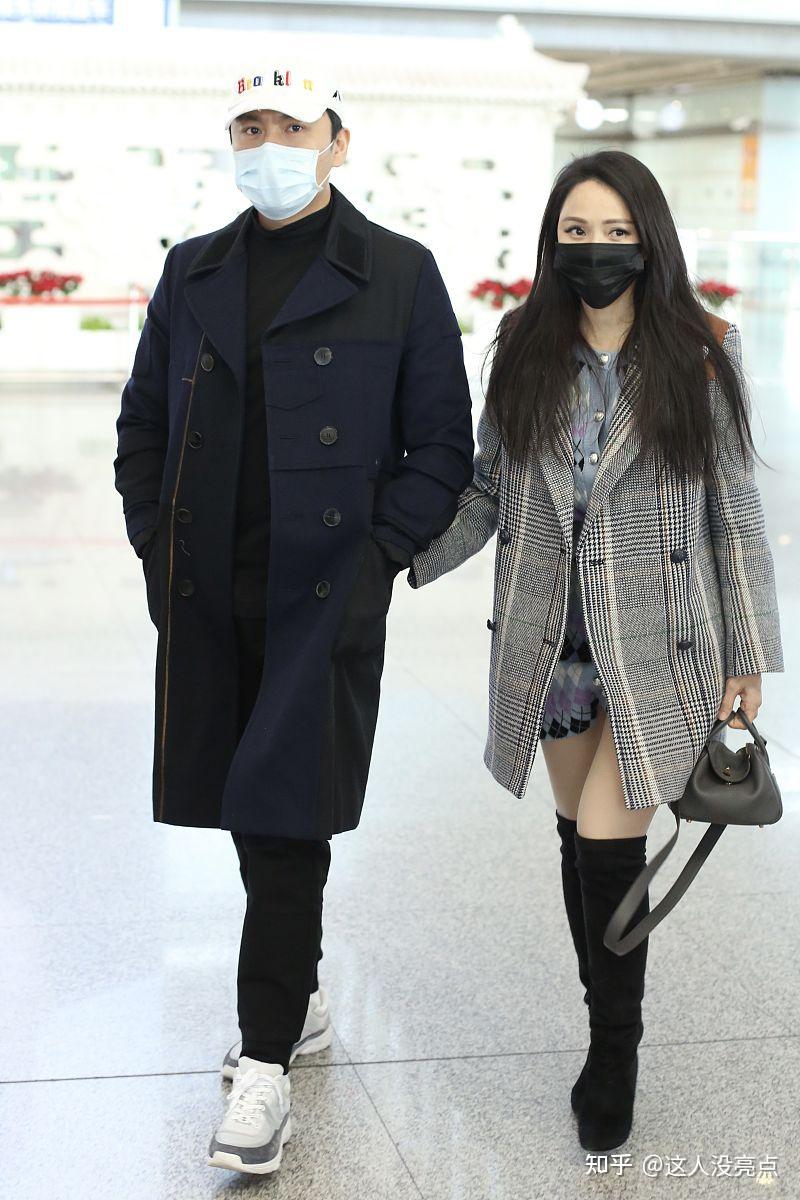 秦昊夫妇罕见同框伊能静穿大衣秀手揣老公兜里取暖看着太显小