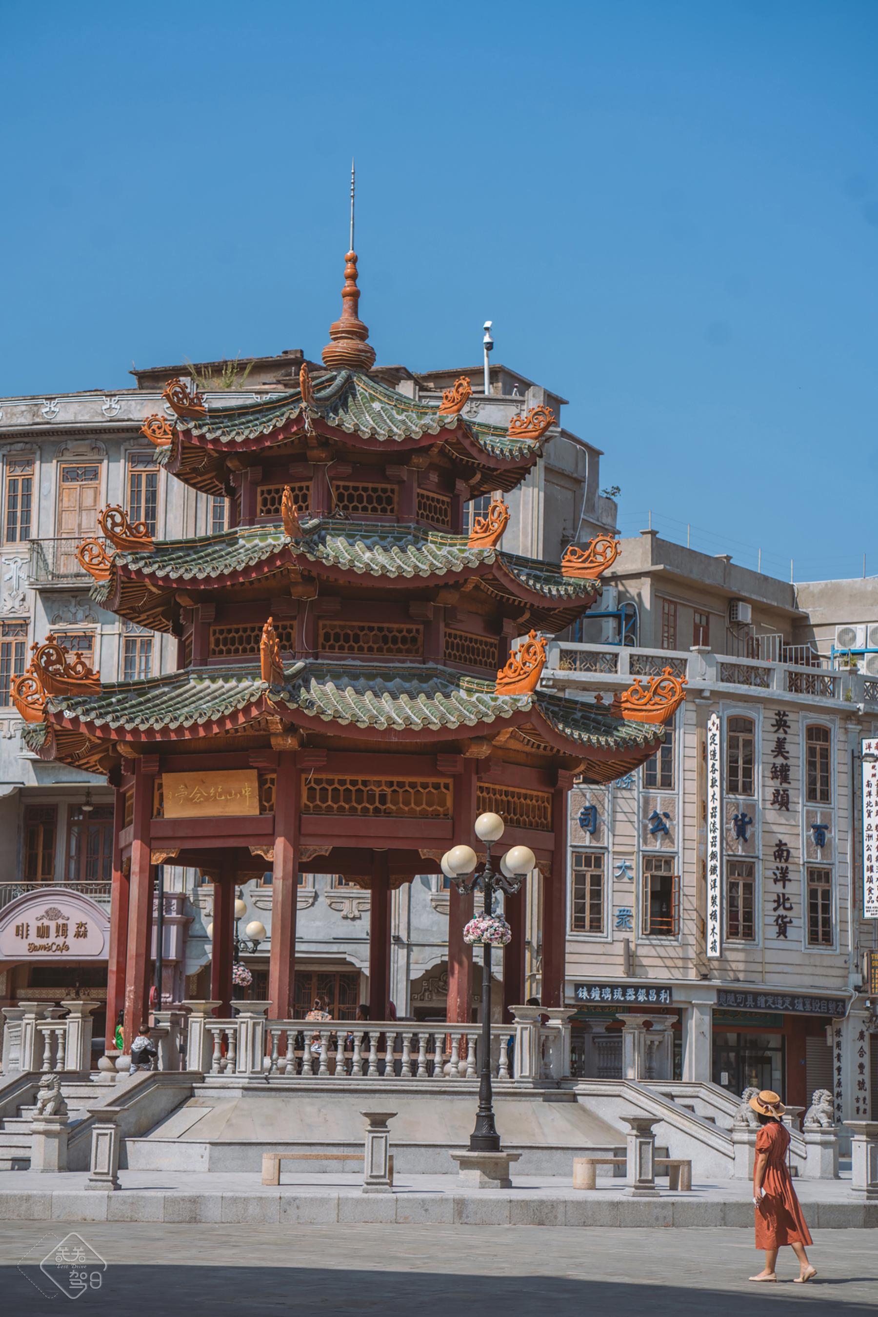 汕头的老城区基本上没有高层建筑物,到处都是种潮汕风格的骑楼.