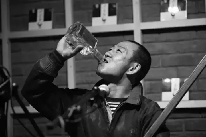 他曾是窦唯许巍的鼓手中年穷困潦倒如今年过半百归来仍是传奇