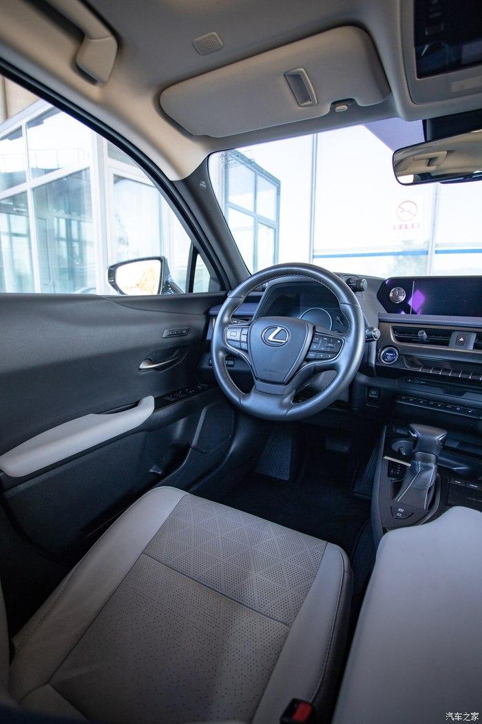 说回这台ux 260h,可能相比x1,q3,冒险家等车型,它不是空间最大的,内饰