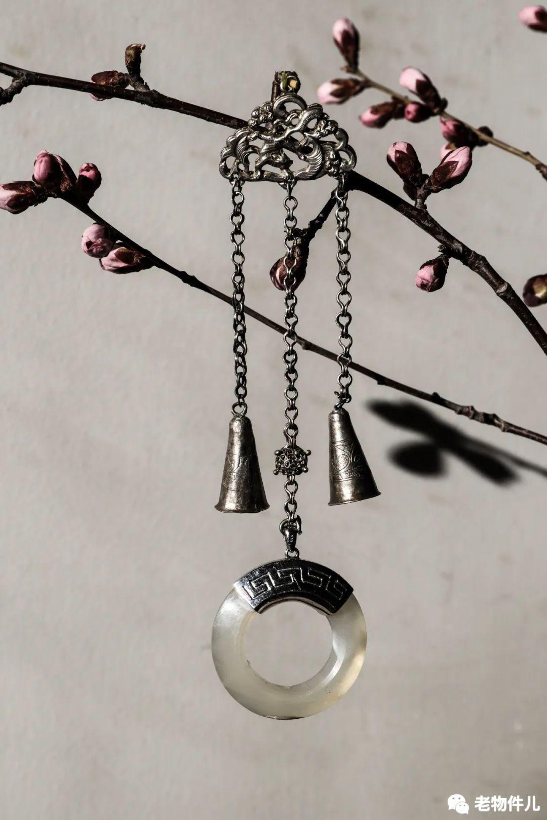 有鸟雀翔集,掣铃索以惊之,雅号护花铃.几上花枝,博一趣.