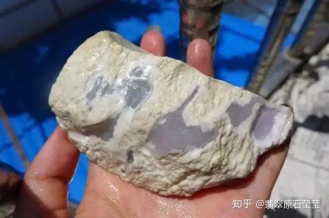 一块木那白岩沙翡翠原石一刀切出高冰种紫罗兰翡翠成品出来更是漂亮