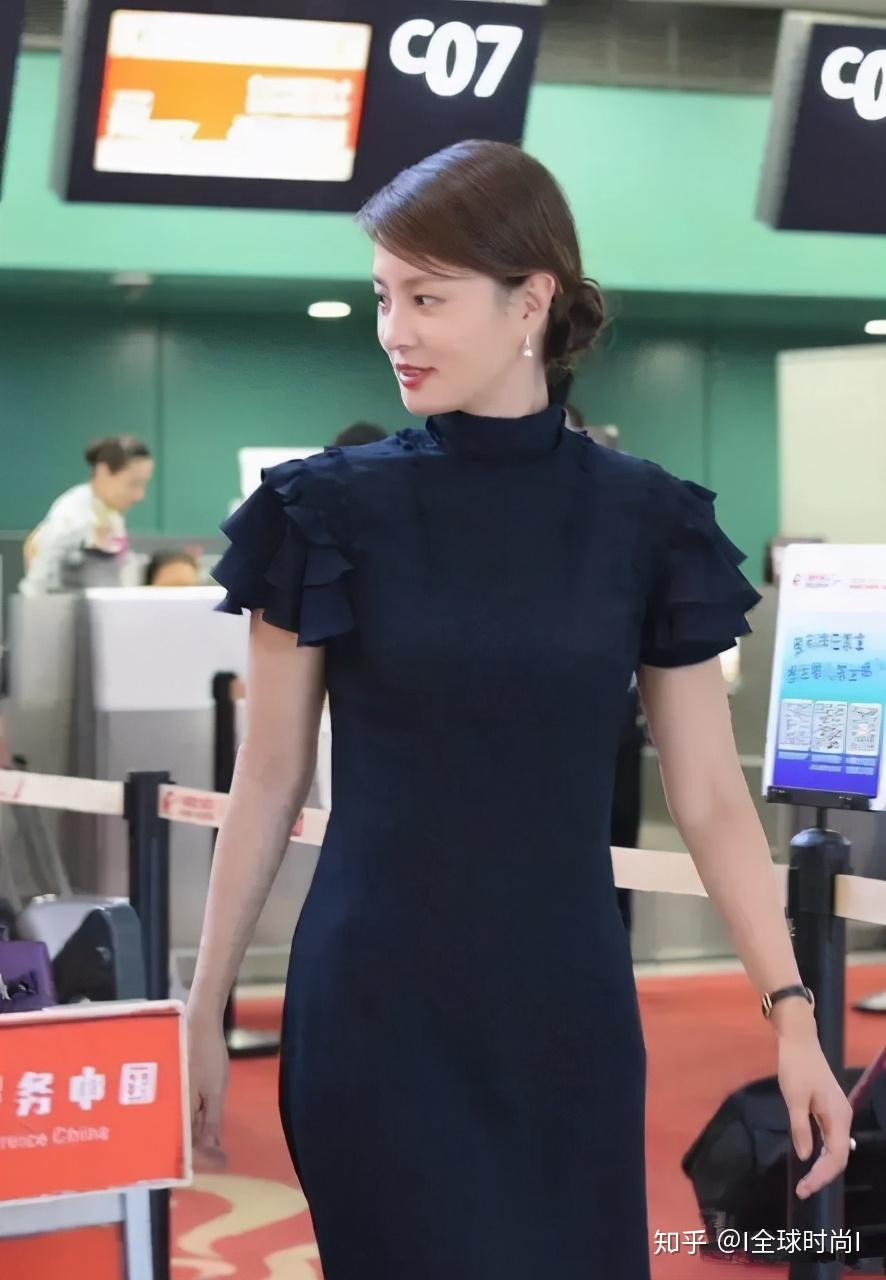 43岁的刘芳菲走机场搭配黑色连衣裙气质优雅好身材是关键