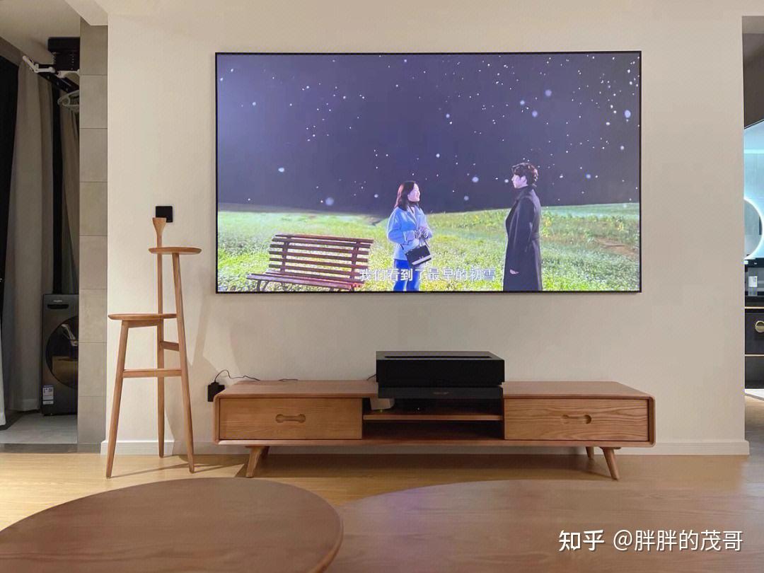 喜欢看电影,是买投影仪还是大屏幕电视呢?