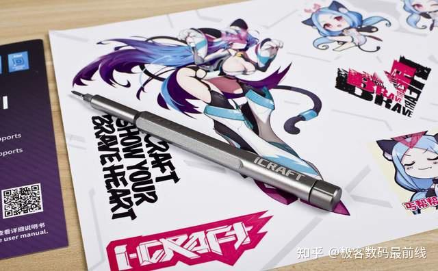 一点也不马虎,各种配件齐全,除了常规的线材外,还加入了二次元风格的