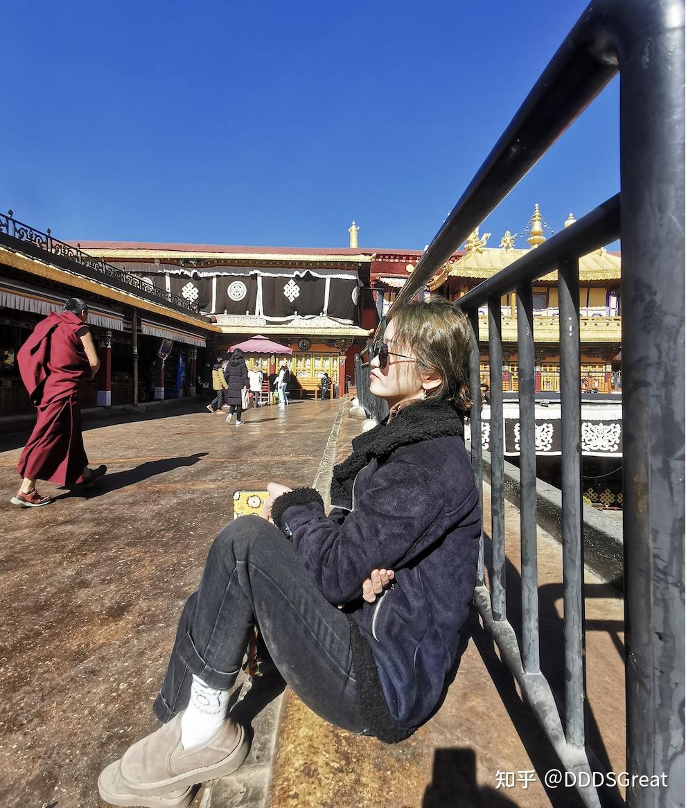 在大昭寺的广场上晒太阳,是件特别幸福的事