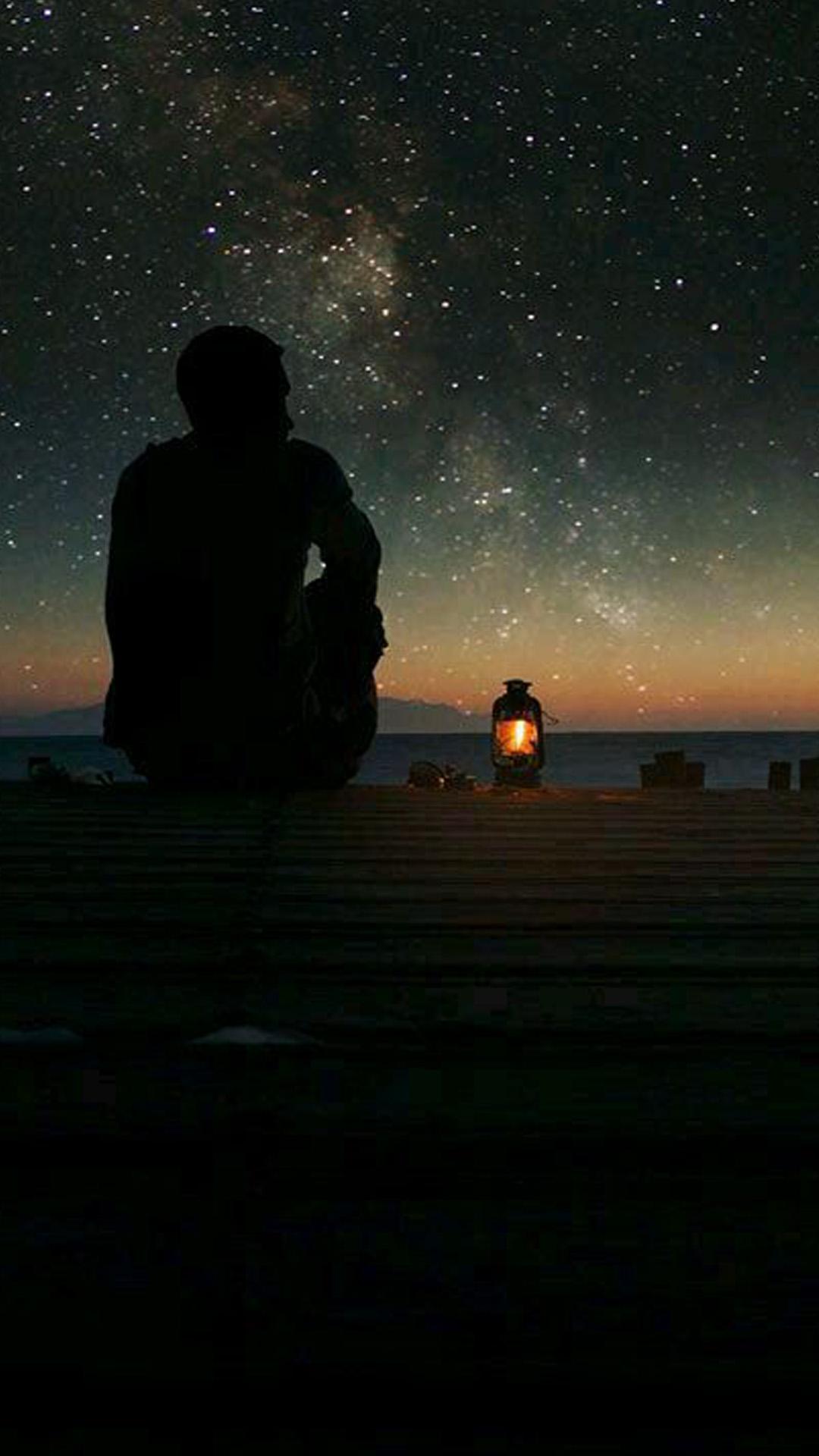 孤独一人仰望天空照片图片