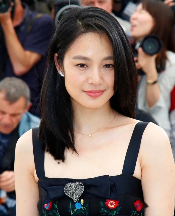 43岁的周韵真耐看,穿衣简单却美得很高级,这3点很关键 - 知乎