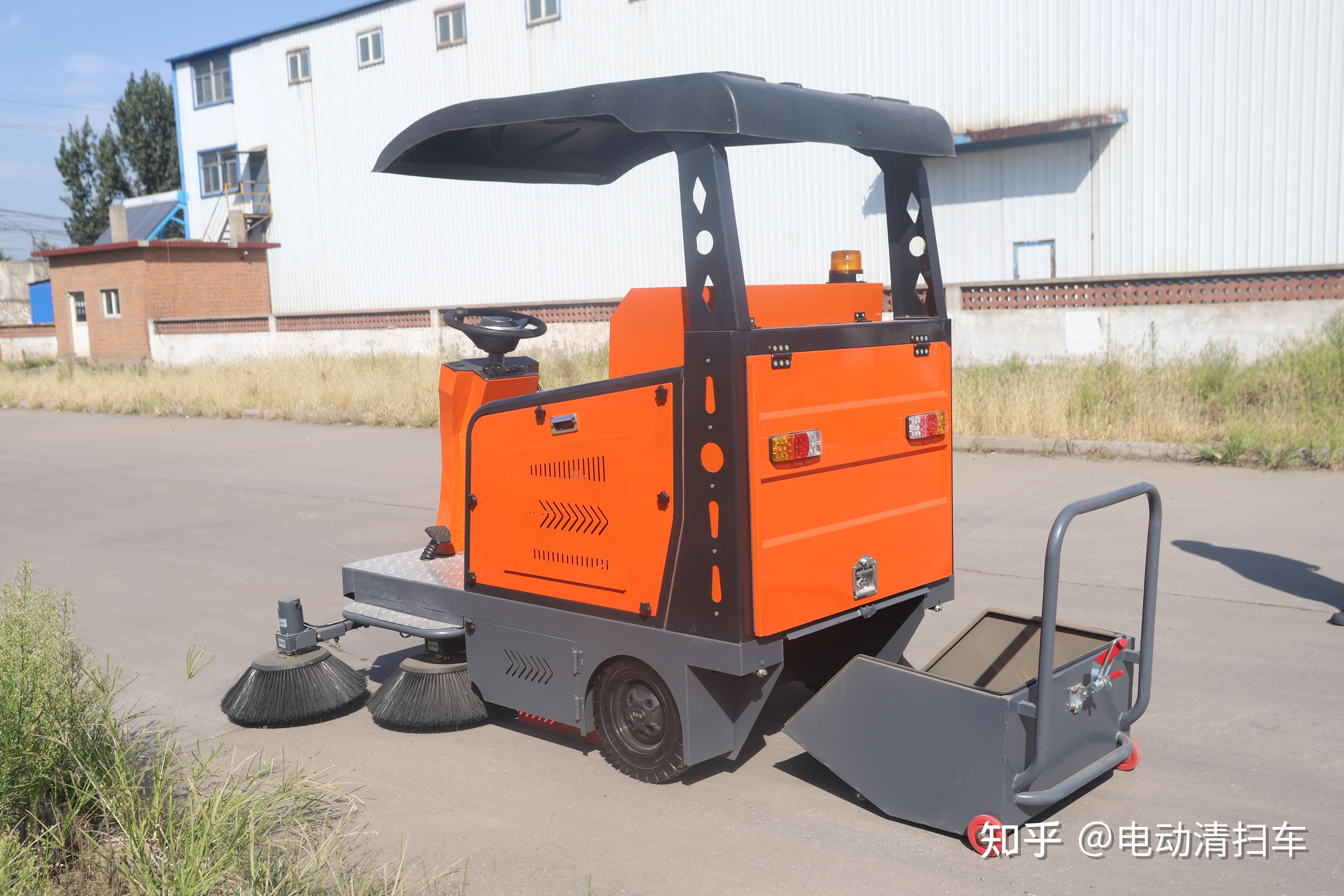 人工清扫很难完成正常清扫,所以需要使用树叶收集车来解决这个问题