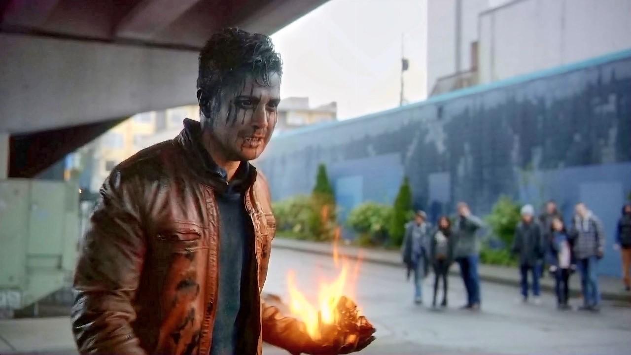 超人用眼睛焊接铁板,这方法比电焊机都好用,一部搞笑科幻电影