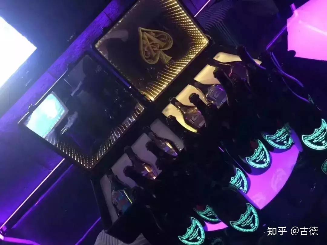 的警察局长有无数的侄子,儿子,可遇到王思聪你也得排着队看他的黑桃a